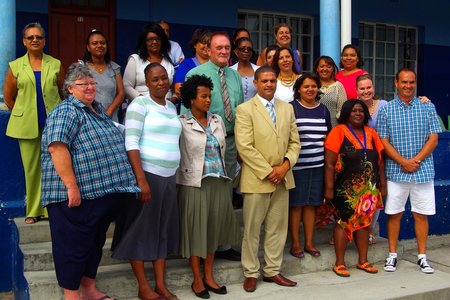 Die groep eregaste, opvoeders en personeellede tydens die verwelkoming van Laerskool Die Bron se nuwe skoolhoof,  mnr Lionel Pedro (voor middel)